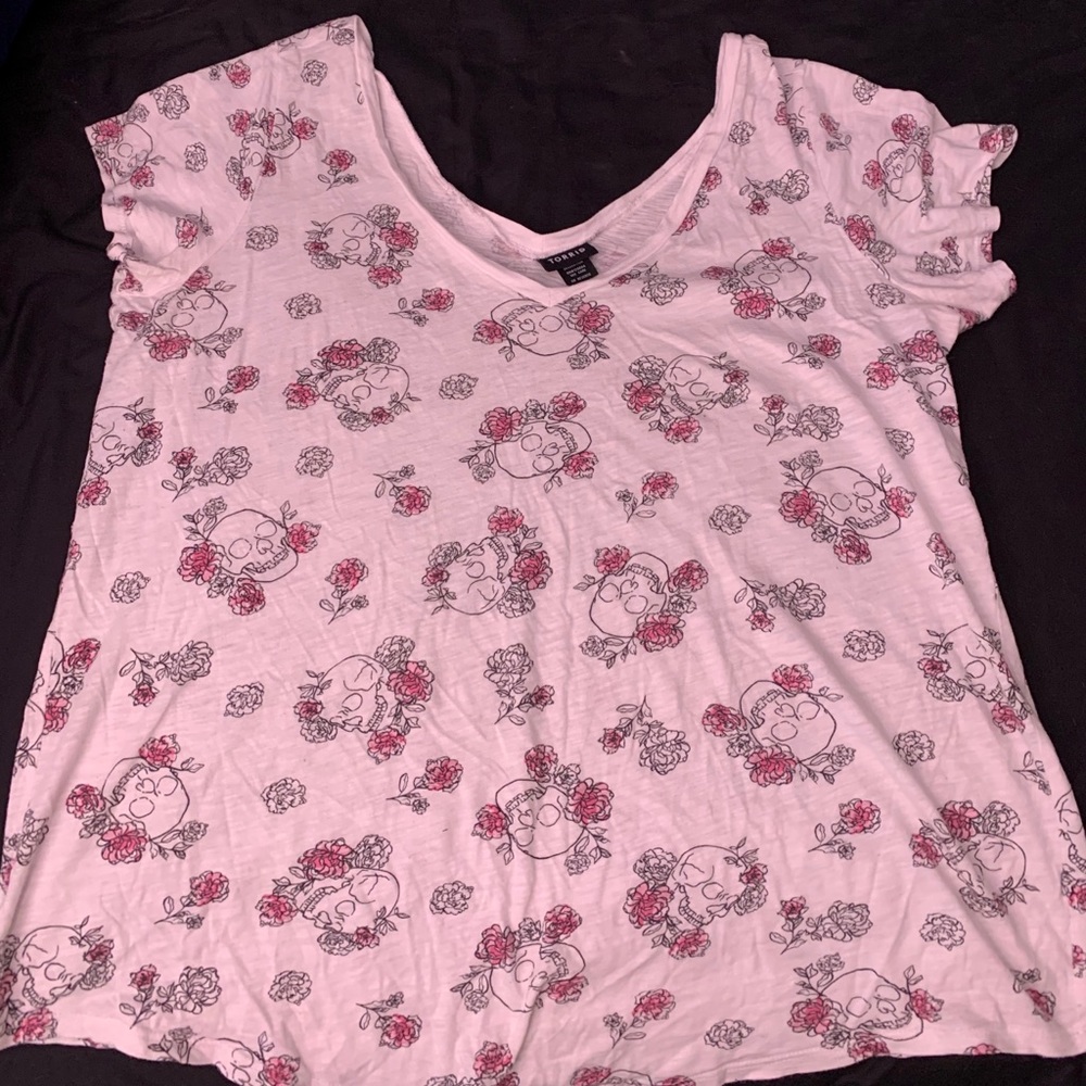 Women’s white skull and rose pattern Torrid v neck